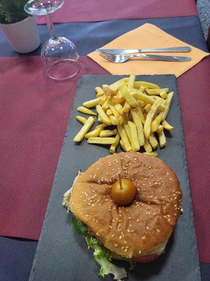 Alberg Restaurant Bellavista Santa Pau Bagian luar foto