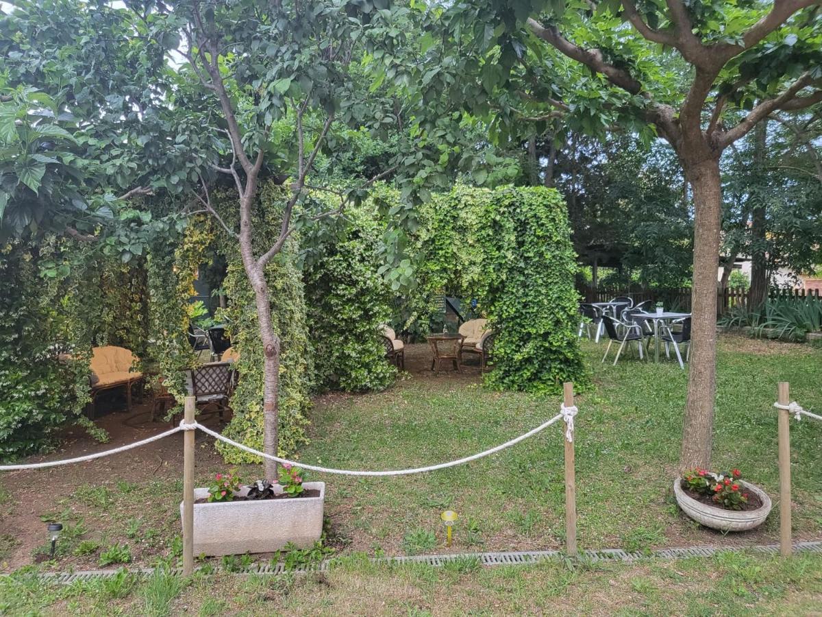 Alberg Restaurant Bellavista Santa Pau Bagian luar foto