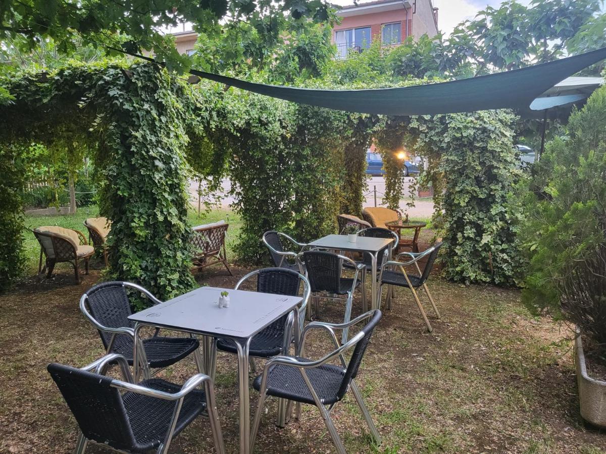 Alberg Restaurant Bellavista Santa Pau Bagian luar foto