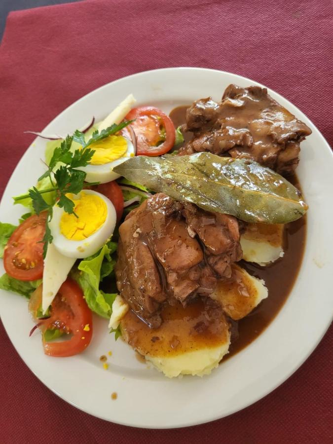 Alberg Restaurant Bellavista Santa Pau Bagian luar foto