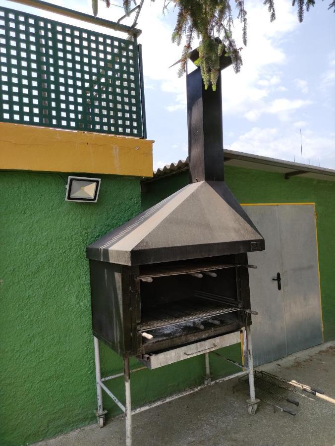 Alberg Restaurant Bellavista Santa Pau Bagian luar foto